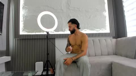 Snapshot of apolo_bianco_ chatting on 02.22.25 APOLO online show from 02.22.25