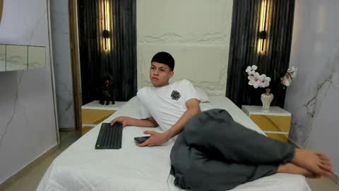 Snapshot of apolo_jonnes chatting on 04.09.26 online show from 04.09.26