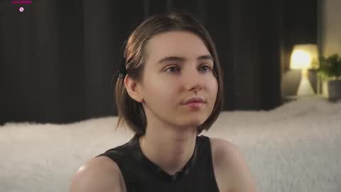 Snapshot of approche_toi_petite chatting on 02.05.26 Meghan online show from 02.05.26