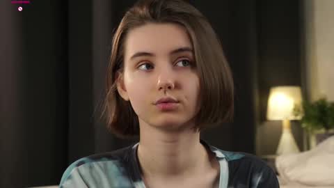 Snapshot of approche_toi_petite chatting on 02.06.26 Meghan online show from 02.06.26