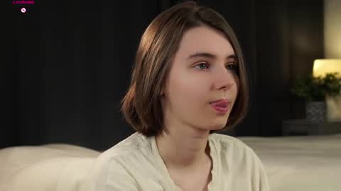 Snapshot of approche_toi_petite chatting on 03.06.26 Meghan online show from 03.06.26