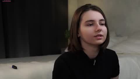 Snapshot of approche_toi_petite chatting on 03.12.26 Meghan online show from 03.12.26