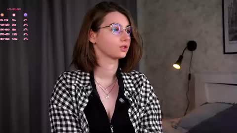Snapshot of approche_toi_petite chatting on 06.21.26 Meghan online show from 06.21.26