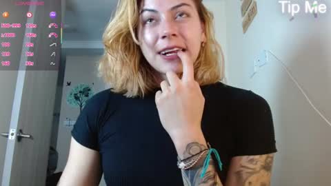 Snapshot of april_dumont5 chatting on 06.21.26 April Dumont online show from 06.21.26