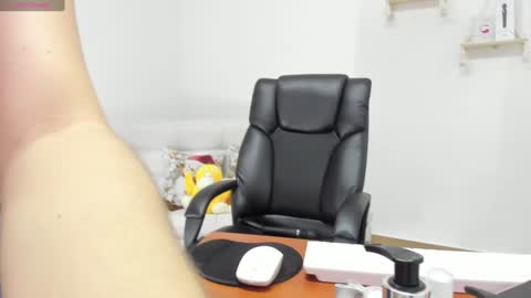 Snapshot of aprildubois_ chatting on 12.05.24 April online show from 12.05.24