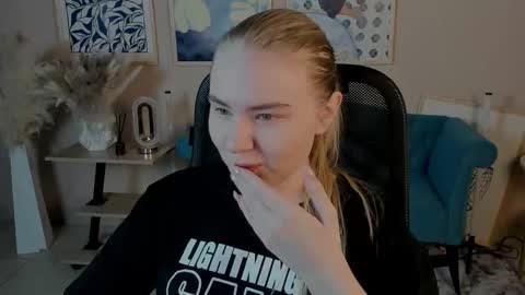 Snapshot of aprilserenity chatting on 10.28.25 April. All year round. online show from 10.28.25