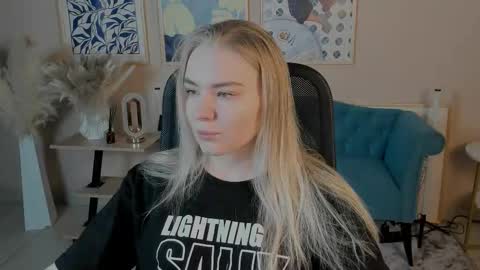 Snapshot of aprilserenity chatting on 10.29.25 April. All year round. online show from 10.29.25