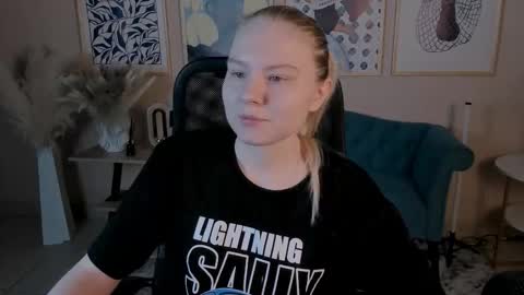 Snapshot of aprilserenity chatting on 11.11.25 April. All year round. online show from 11.11.25