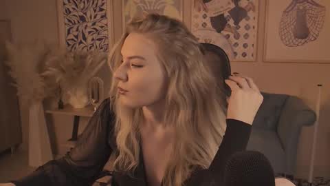 Snapshot of aprilserenity chatting on 01.12.26 April. All year round. online show from 01.12.26