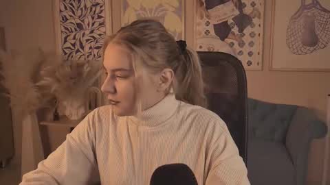 Snapshot of aprilserenity chatting on 01.14.26 April. All year round. online show from 01.14.26