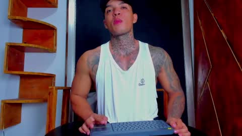 Snapshot of aquiles_elpapi chatting on 04.09.26 AquilesElpapi online show from 04.09.26
