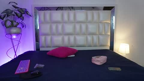 Snapshot of aradia_01 chatting on 12.12.24 online show from 12.12.24