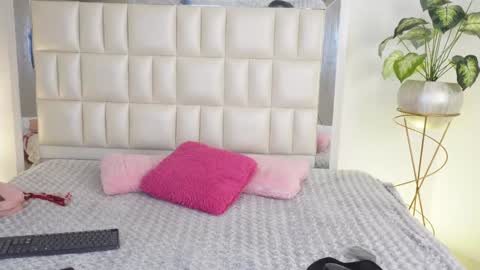 Snapshot of aradia_01 chatting on 02.04.25 online show from 02.04.25