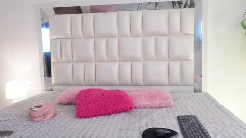 Snapshot of aradia_01 chatting on 02.20.25 online show from 02.20.25