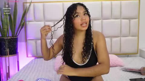 Snapshot of aradia_01 chatting on 12.19.25 online show from 12.19.25