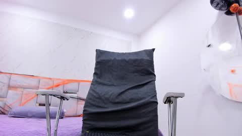 aradia_kiss online show from 10.27.25