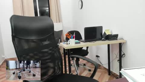 Snapshot of ari_bastett chatting on 11.22.25 Ariana online show from 11.22.25