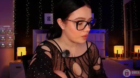 Snapshot of aria_bloomer chatting on 05.11.26 Ari online show from 05.11.26