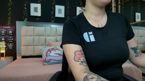 Snapshot of aria_bloomer chatting on 05.25.26 Ari online show from 05.25.26