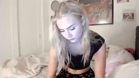 Snapshot of ariah_is_blonde chatting on 10.10.25 Ariah online show from 10.10.25