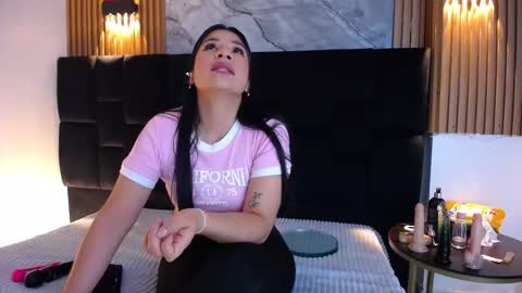 Snapshot of ariana_hill_ chatting on 11.11.25 ariana_hill_ online show from 11.11.25