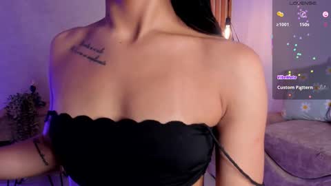 Snapshot of ariana_klart chatting on 12.21.25 Ariana online show from 12.21.25