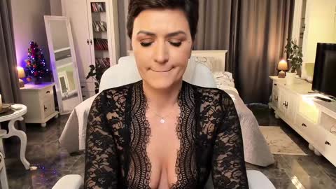 Snapshot of arianasage_ chatting on 12.17.24 Ana online show from 12.17.24