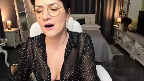 Snapshot of arianasage_ chatting on 02.17.25 Ana online show from 02.17.25