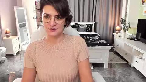Snapshot of arianasage_ chatting on 10.20.25 Ana online show from 10.20.25