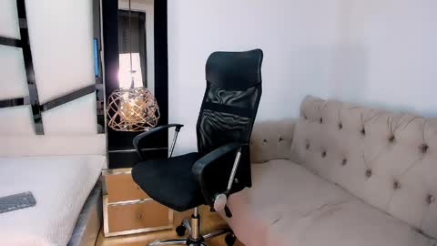 ariannarussell1 online show from 05.17.26