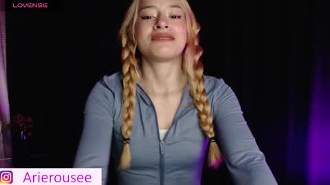 Snapshot of arie_rousee_sub chatting on 11.08.25 ARIE online show from 11.08.25