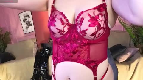 Snapshot of ariel_joy chatting on 10.17.25 Ari online show from 10.17.25