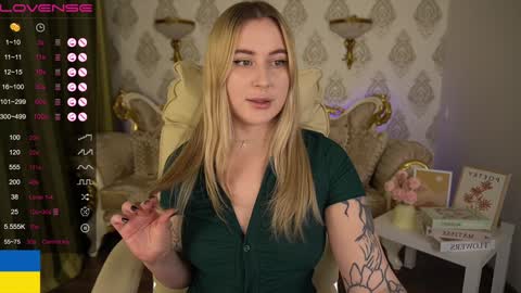 Snapshot of arolinanight chatting on 12.15.24 AROLINA online show from 12.15.24