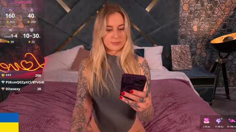 Snapshot of arolinanight chatting on 10.28.25 AROLINA online show from 10.28.25