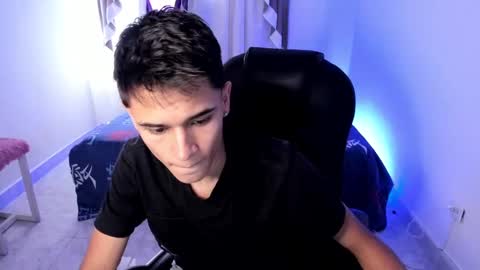 Snapshot of aron_boyy chatting on 10.02.25 Aaron online show from 10.02.25