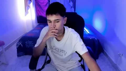 Snapshot of aron_boyy chatting on 10.03.25 Aaron online show from 10.03.25