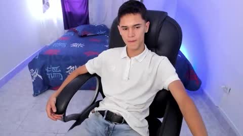 Snapshot of aron_boyy chatting on 10.06.25 Aaron online show from 10.06.25