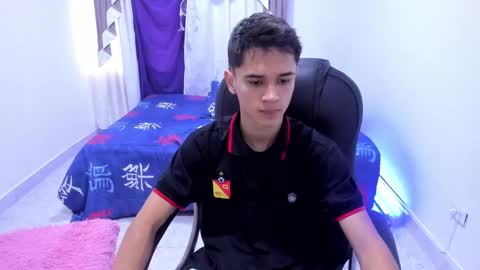 Snapshot of aron_boyy chatting on 10.08.25 Aaron online show from 10.08.25