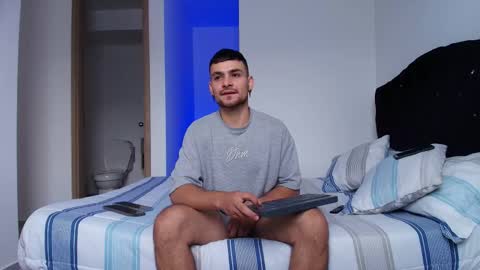 Snapshot of aron_santoro1 chatting on 11.27.25 Aron Santoro online show from 11.27.25