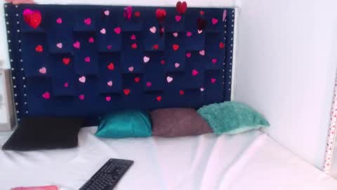 Snapshot of artemiza_love_ chatting on 02.13.25 artemiza online show from 02.13.25