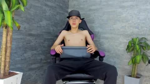 Snapshot of arthurcox_ chatting on 10.13.25 arthurcox_ online show from 10.13.25