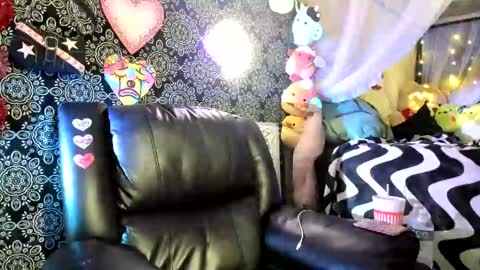 Snapshot of artsyheartsyy chatting on 02.25.25 ArtsyHeartsyy online show from 02.25.25