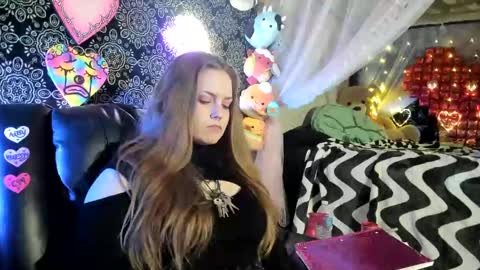 Snapshot of artsyheartsyy chatting on 03.07.25 ArtsyHeartsyy online show from 03.07.25