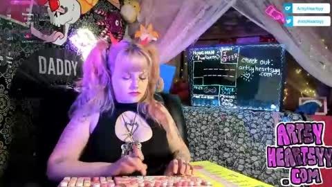 ArtsyHeartsyy online show from 04.25.26