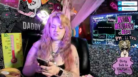 ArtsyHeartsyy online show from 04.30.26