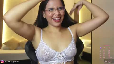 Snapshot of arya_ruiz chatting on 10.21.25 Arya online show from 10.21.25