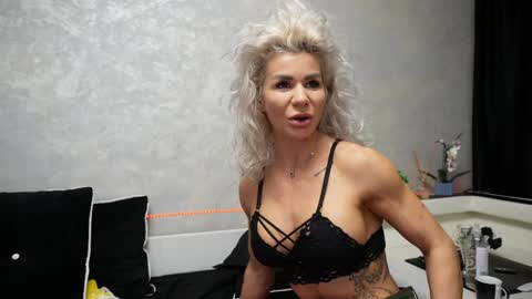 Snapshot of ashadevon_fit chatting on 01.01.25 Asha online show from 01.01.25