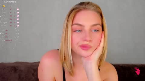 Snapshot of ashbunny_ chatting on 10.23.25 your pretty Ashley online show from 10.23.25