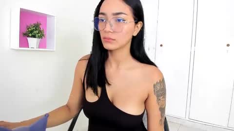 Snapshot of asiam_brunet chatting on 01.10.25 Camila online show from 01.10.25