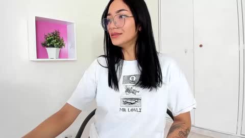 Snapshot of asiam_brunet chatting on 01.11.25 Camila online show from 01.11.25